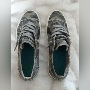 Ladies blowfish sneakers